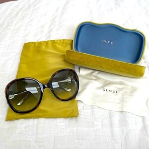 Gucci sunglasses Tortoise frame, oversized, gradient lenses. Classic Gucci glam.